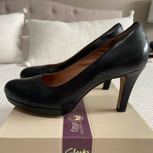 Clarks size 8 pump